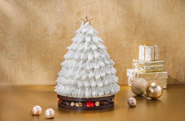 シェフの遊び心が光るクリスマスツリー型のスペシャルケーキ　　写真提供：横浜ベイシェラトン ホテル＆タワーズ