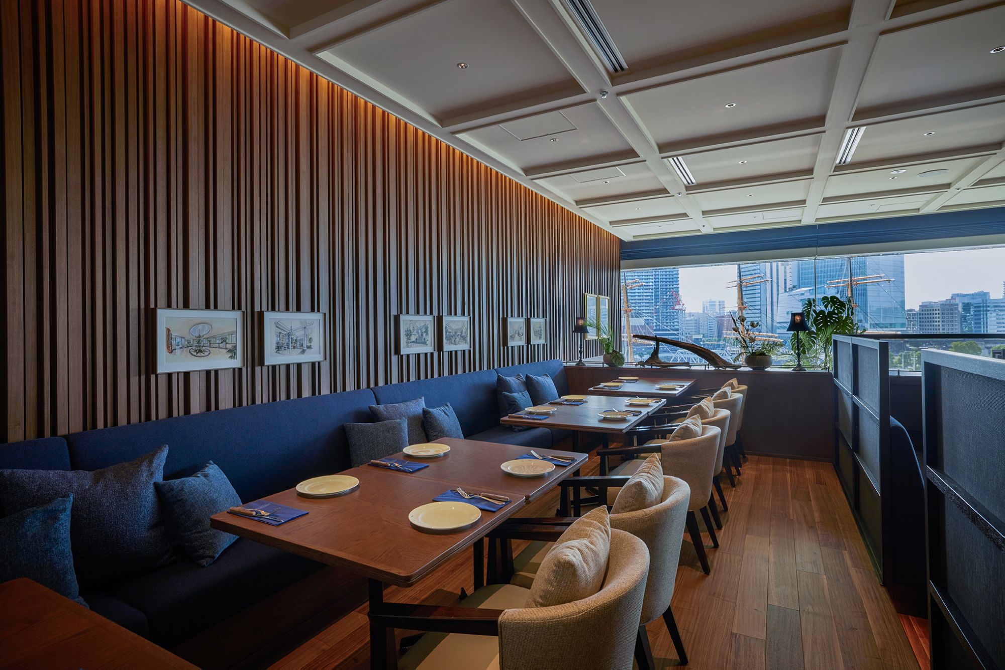 小上がり席の壁のアートにもレガシーを感じます〈写真提供「BAY GRILL」〉