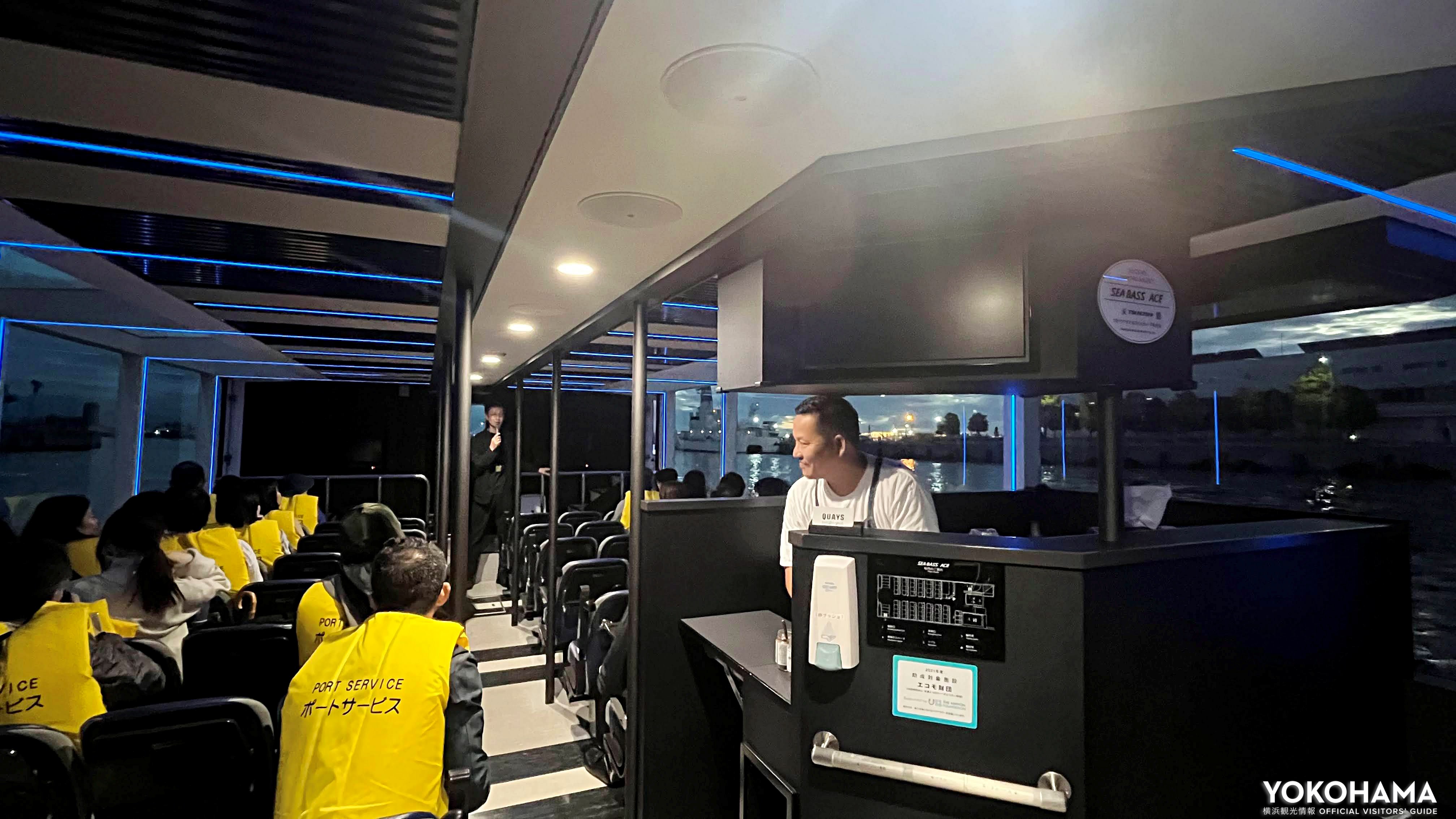 青いライティングが特徴の船内