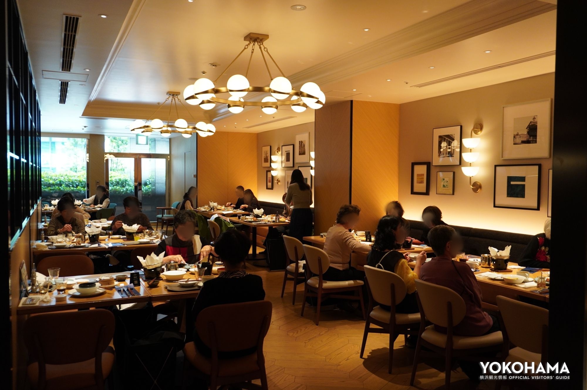 人気のブッフェは広い店内も連日大盛況