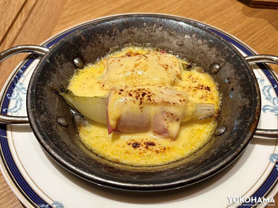 ほろ苦いシコンとまろやかなソースが別妙な相性のシコンのハム巻グラタン