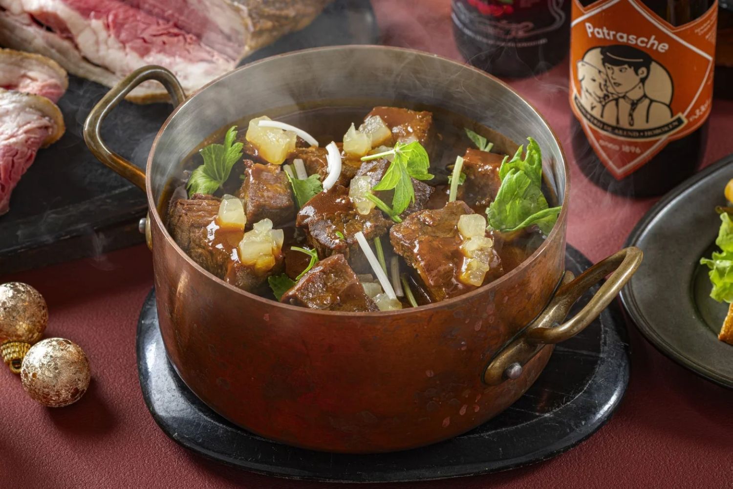 ベルギービールで煮込んだ牛肉の郷土料理「カルボナード・フラマンド　牛肉のビール煮」〈提供画像〉