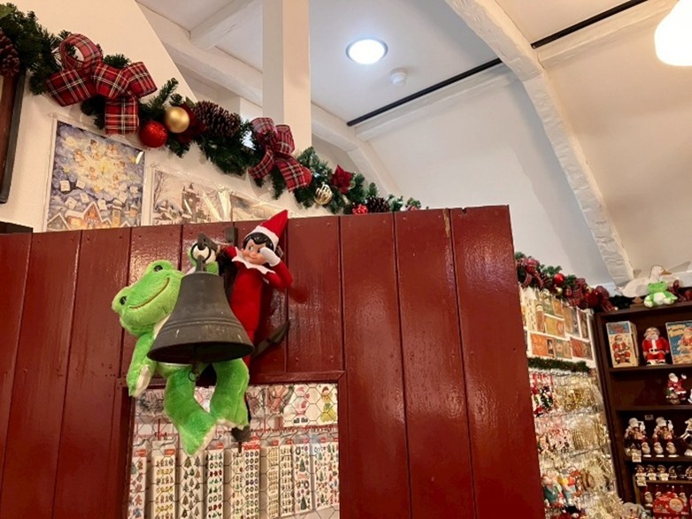 赤いドアにぶら下がったピクルスがお出迎え♪