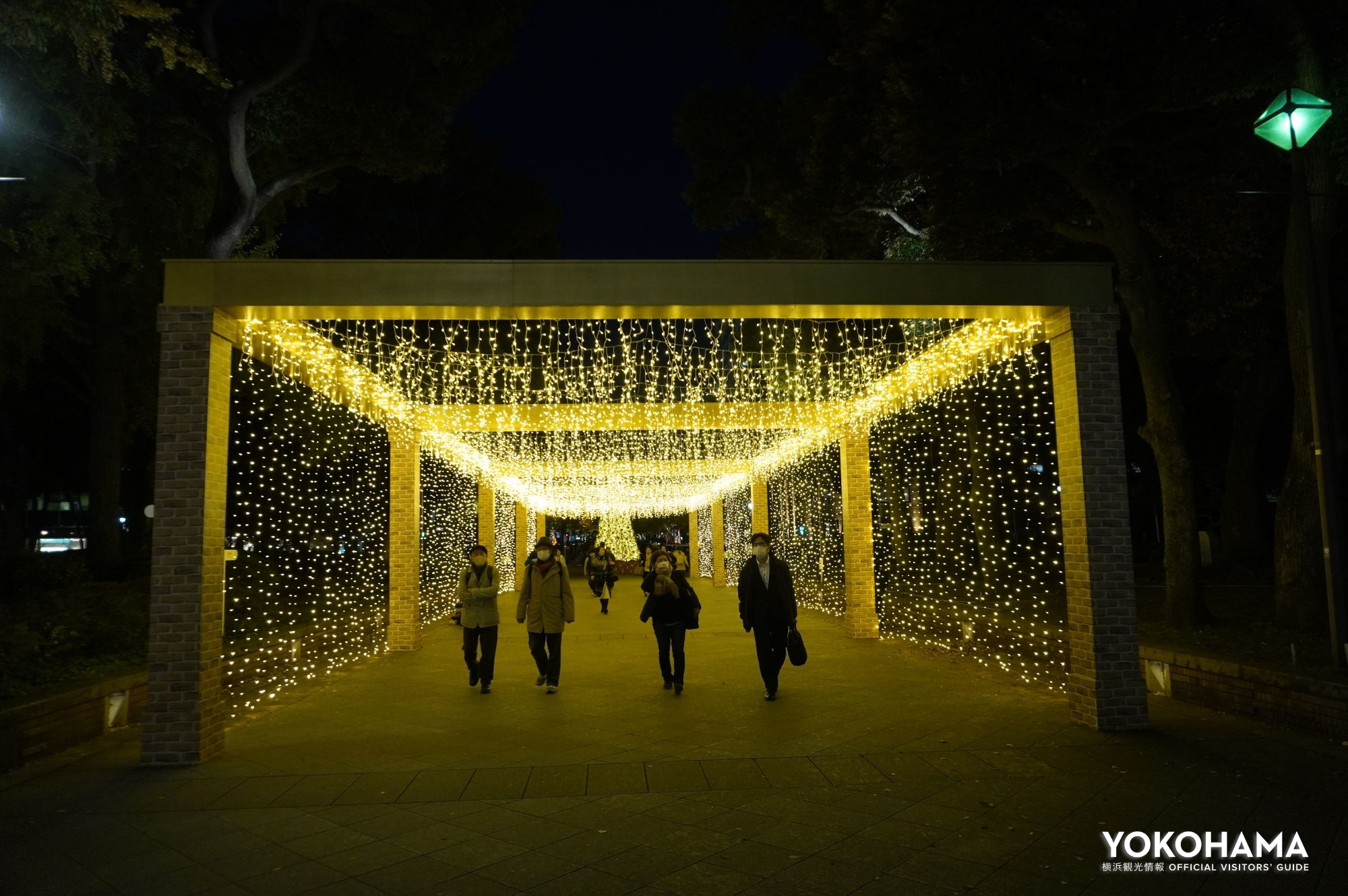 ホワイトクリスマスツリーの先の光のトンネルをくぐるとヒュッテやステージが広がっています