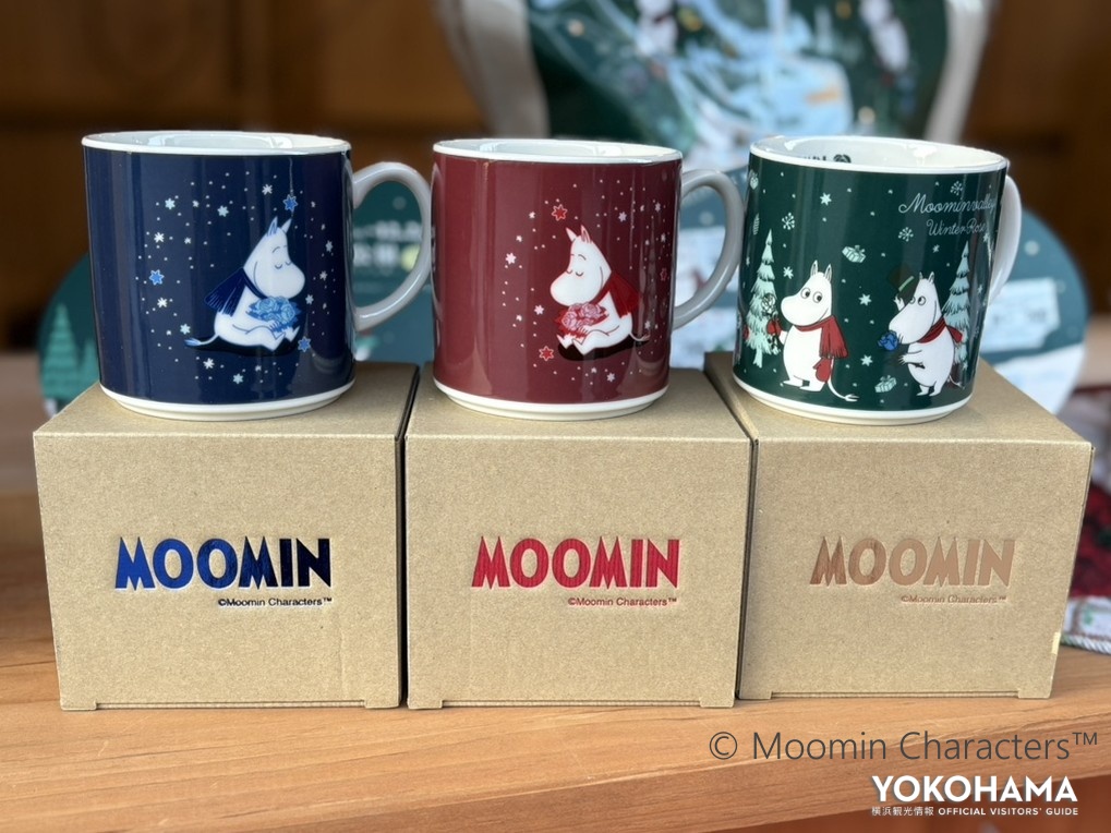 3色のマグ。青は横浜公園限定色、赤は横浜赤レンガ倉庫限定色、緑は両会場共通色