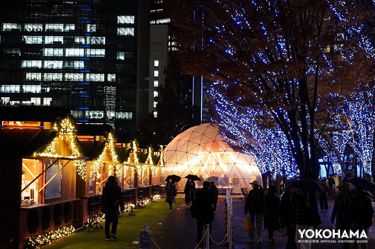 ブルーとイエローの光が美しい会場