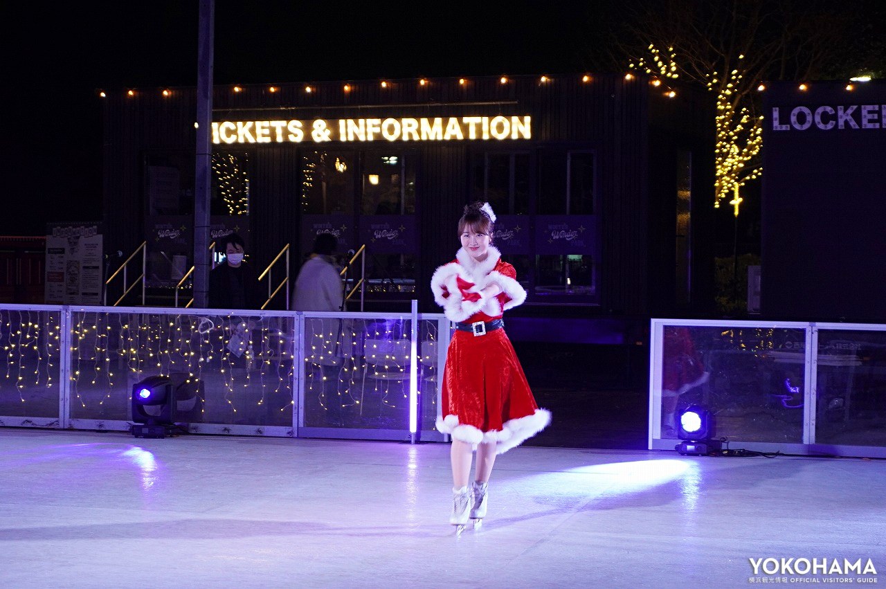 サンタクロース衣装で登場