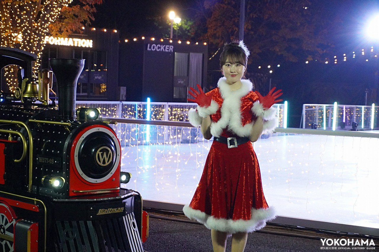 カメラに手を振る本田望結さん