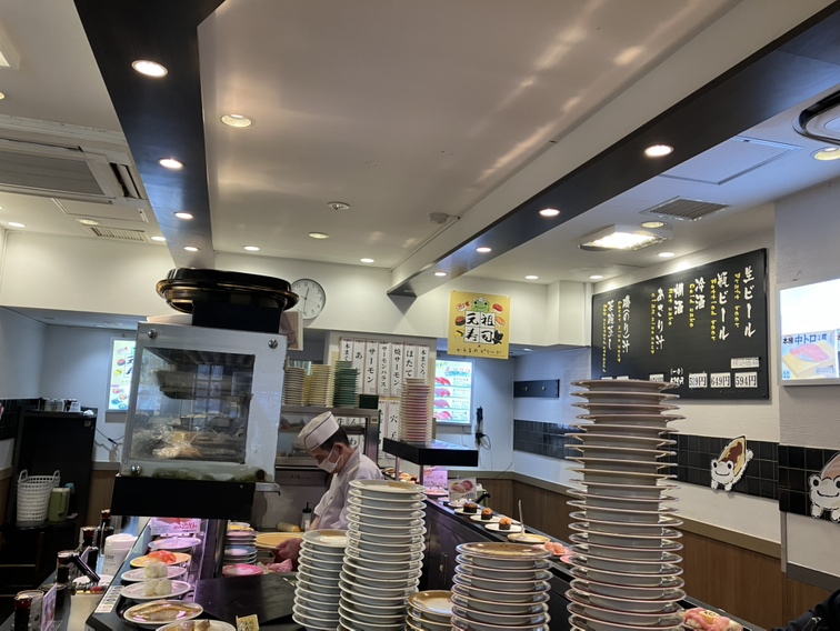 店内はピクルスがいっぱい！お寿司レーンにもコラボメニューが流れてきます