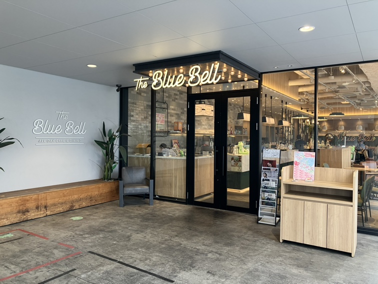 入口の薄ブラウンの机にスタンプ台があります