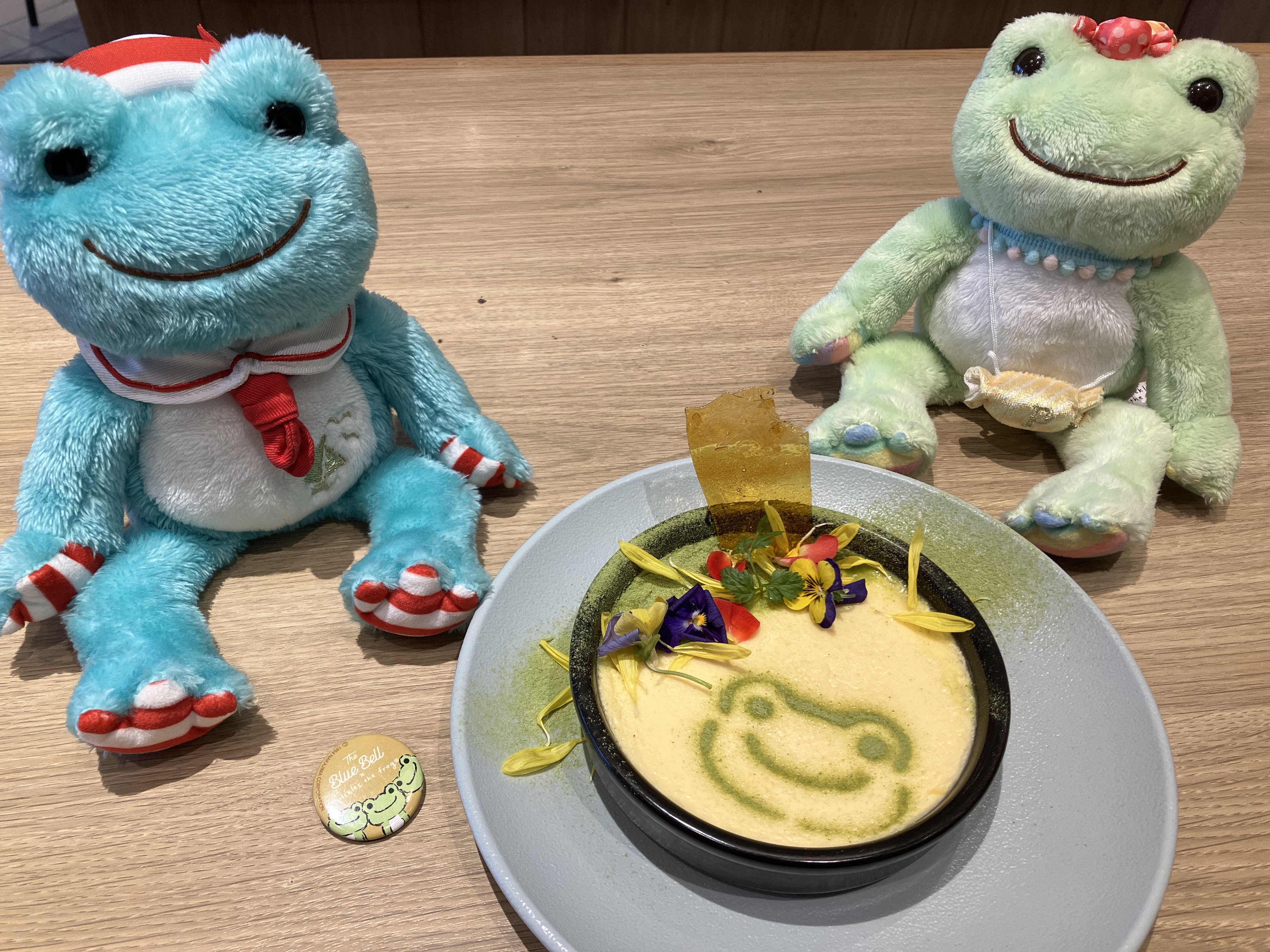 エディブルフラワーも載っていて写真映えするデザート♡