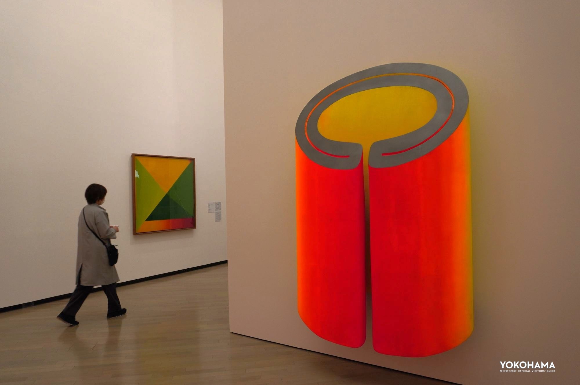 手前：関根伸夫《位相 No.13》1968年［豊田市美術館］　奥：劉永國《山（南）》1968年［国立現代美術館］