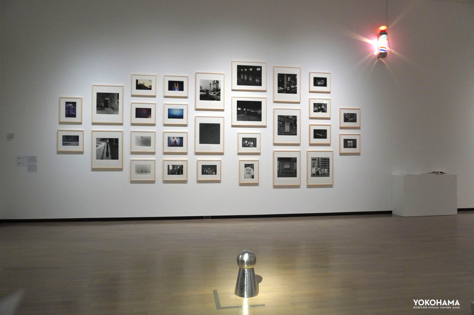 奥：中村政人《明るい絶望 ソウル-東京》1989-1994年［個人蔵］　手前：中村政人《駐車禁止》1992年［個人蔵］