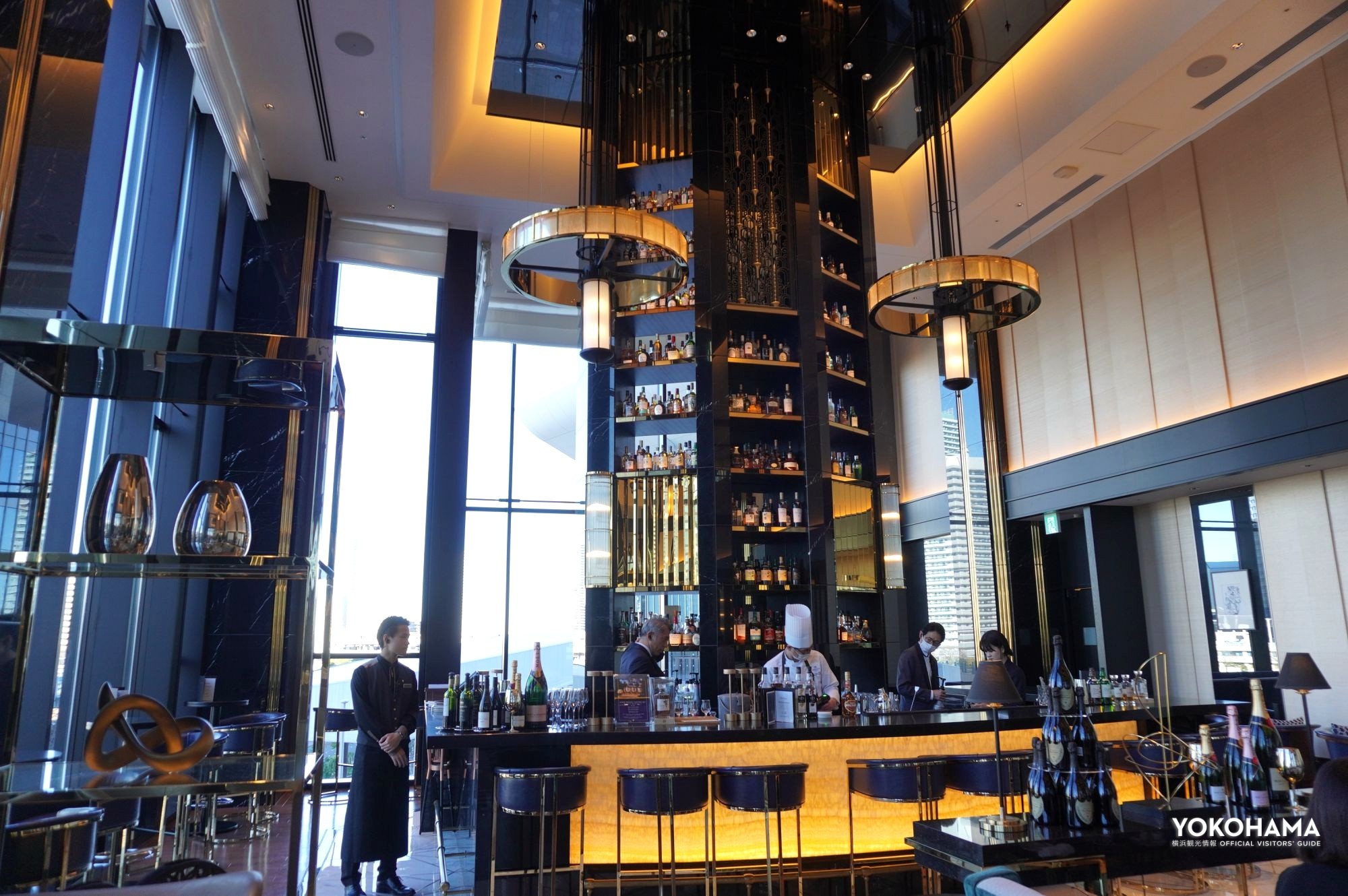 洗練された空間の「Bar & Lounge Melody」では、NYのクライスラービルをイメージした7.2ｍのボトルタワーが目を引きます