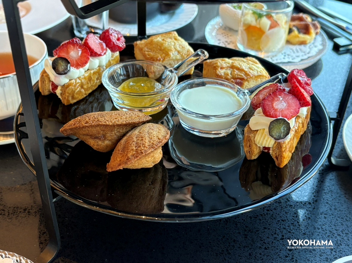 下段には、新鮮な組み合わせの苺のスコーンと柚子ジャムも