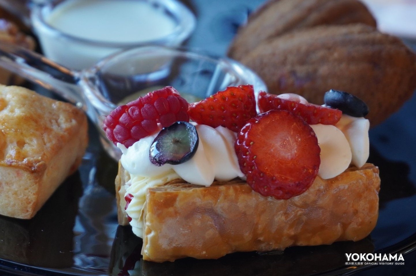 サクサクのパイ生地の苺のミルフィーユは、甘さと酸味と食感の三重奏