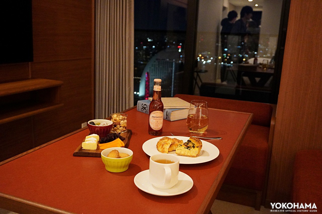 夜景をゆったり楽しむのもおすすめ（デラックスツインルーム）