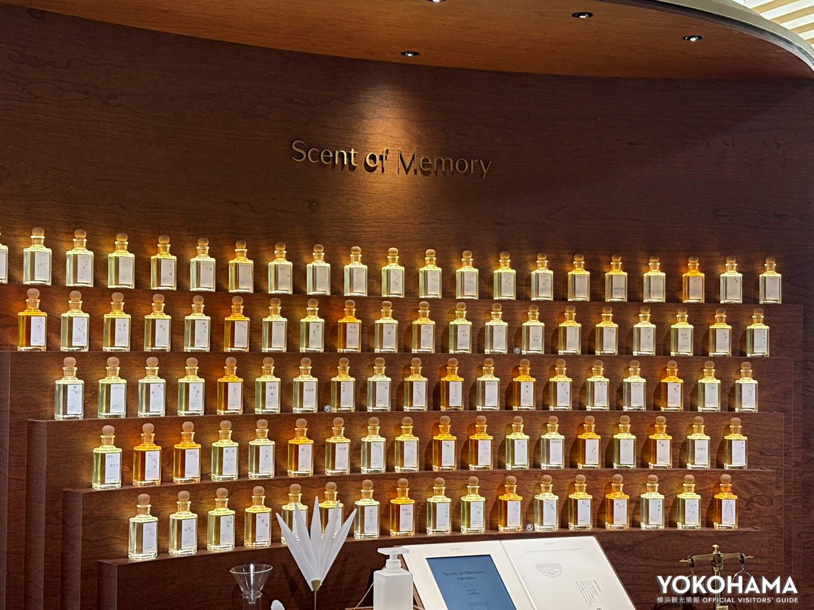 香水がずらりと並びます