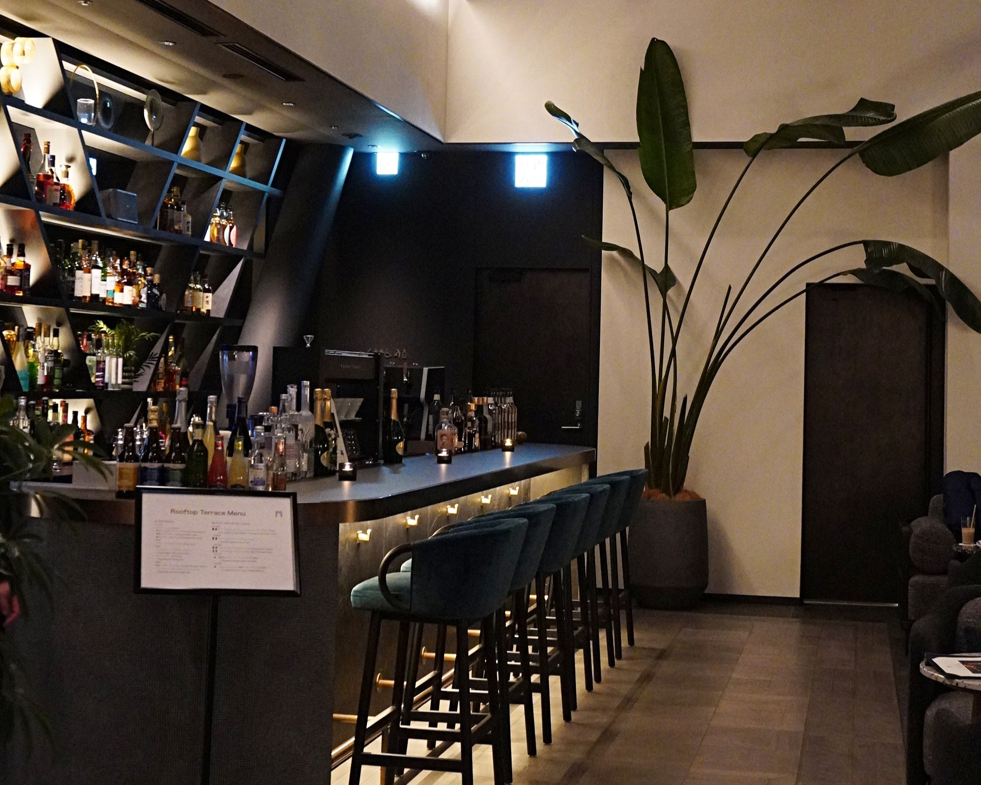 夜は大人の落ち着いた雰囲気