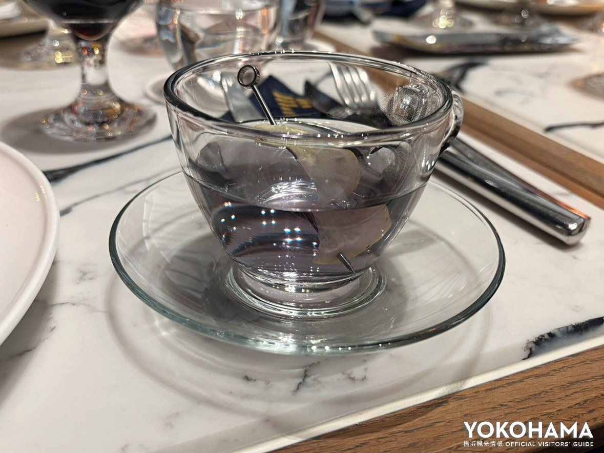 レモンを入れると色が変わるホテルオリジナルティーもおすすめ