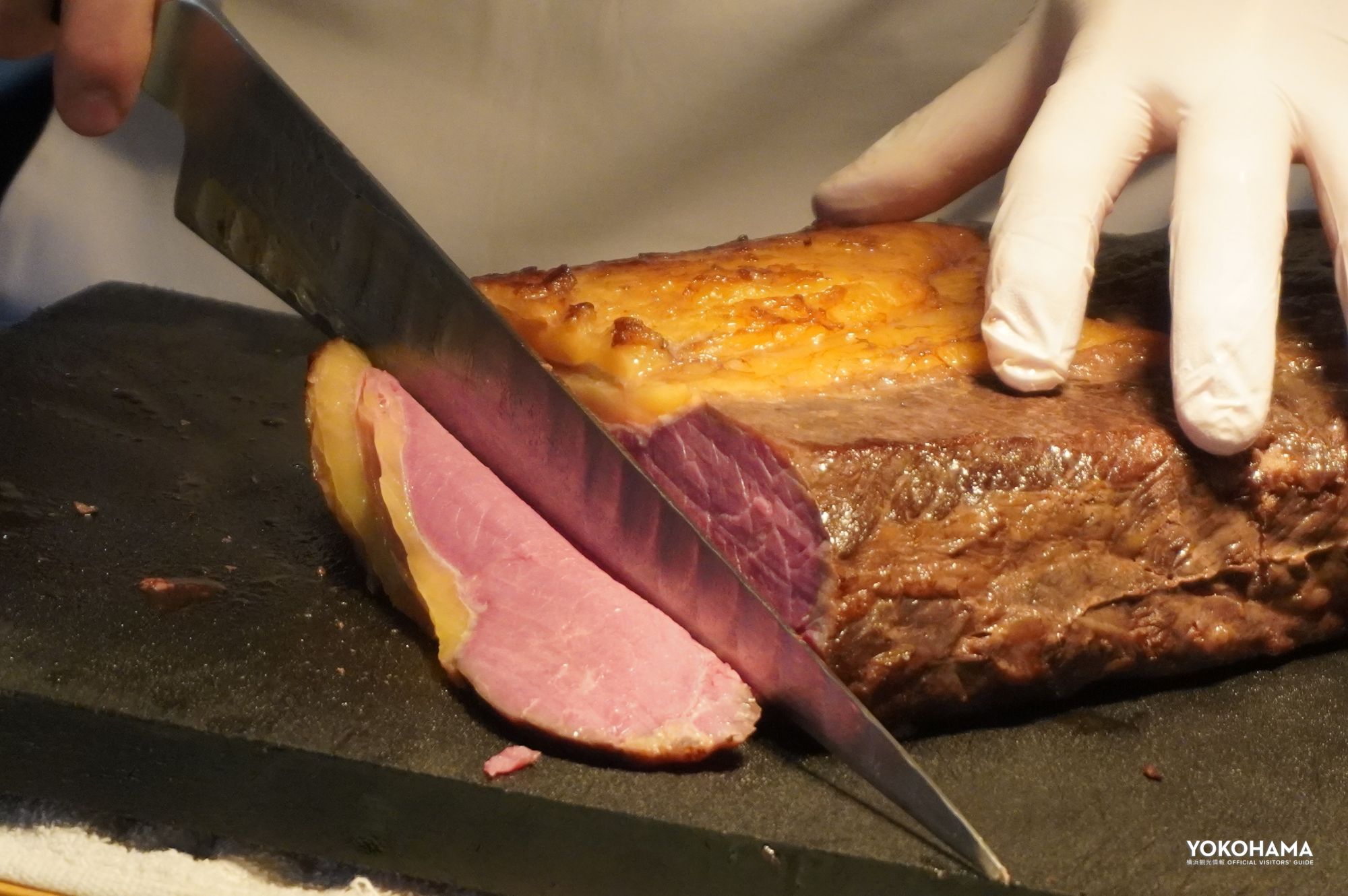 贅沢な厚みで食べごたえも抜群のローストビーフ