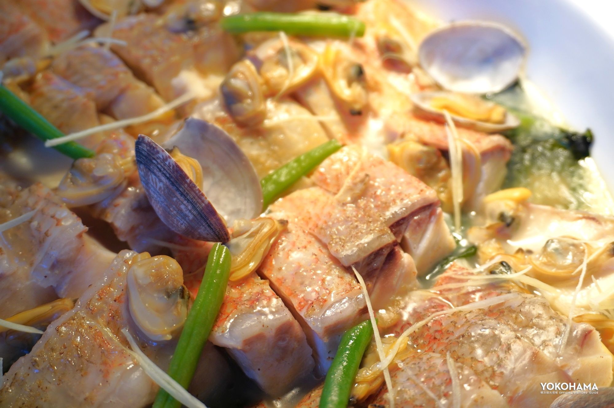 春先にホテル目の前の臨港パーク（横浜港）で収穫されるワカメを使ったメニューもお見逃しなく。&ldquo;みなとみらい産&rdquo;のワカメで会話も盛り上がります