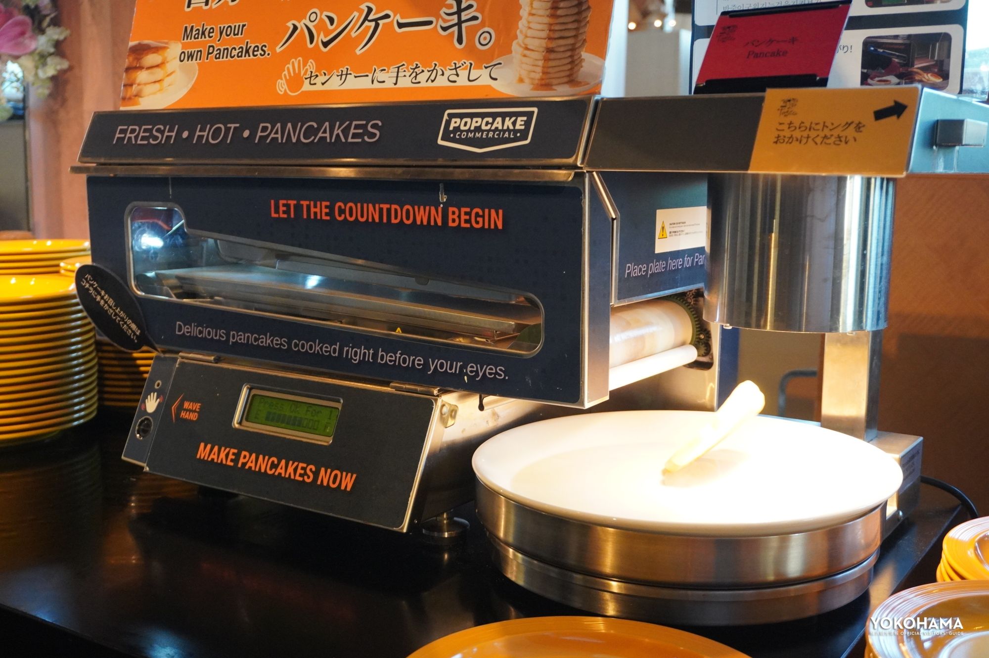 ベルトコンベアで運ばれながら焼き上がっていくパンケーキ