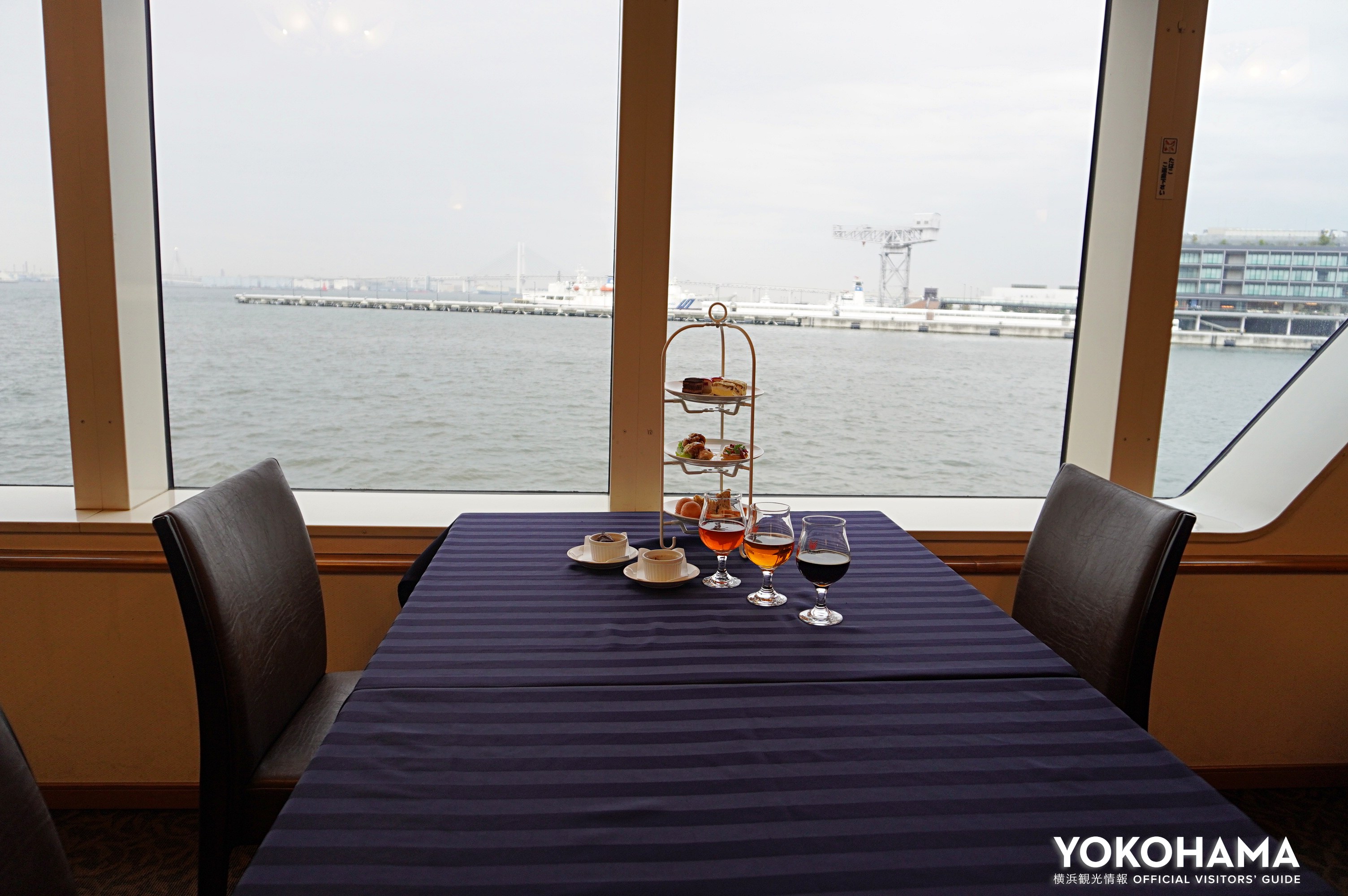 横浜の景色を楽しみながらクルーズ