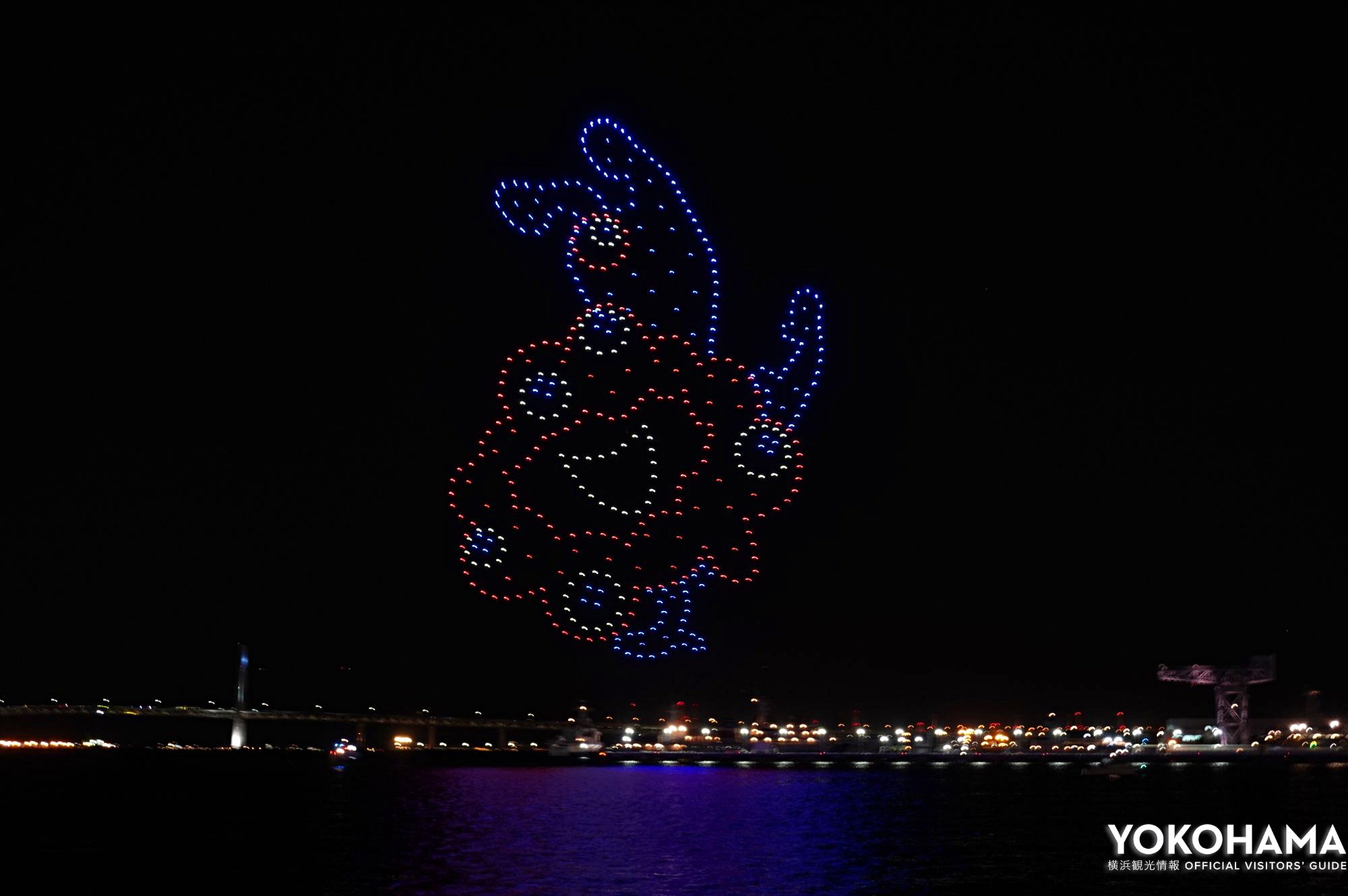 横浜の夜空にミャクミャク登場!