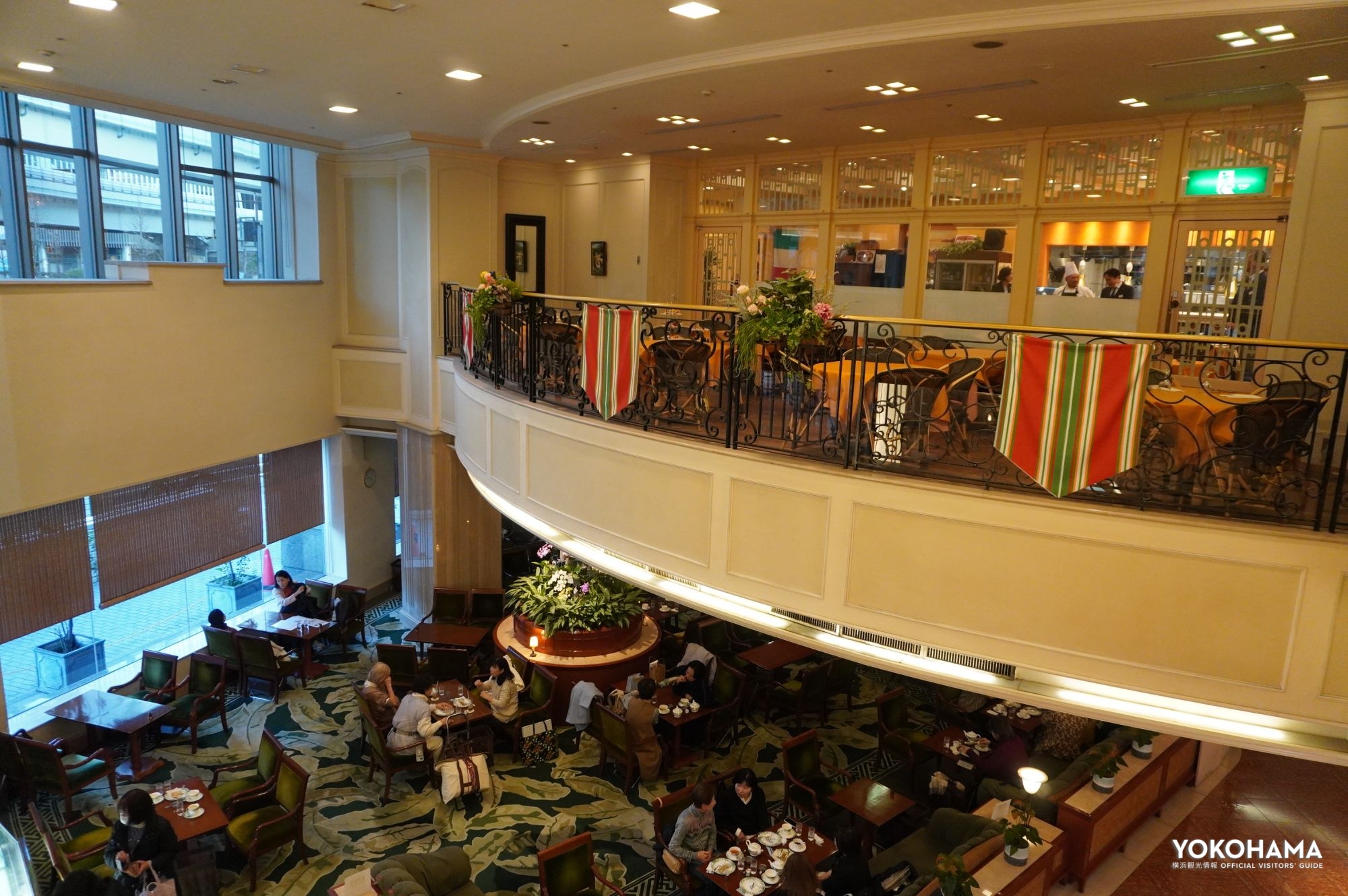 開放的な吹き抜けの空間が広がる崎陽軒本店1階ティーサロン「アボリータム」