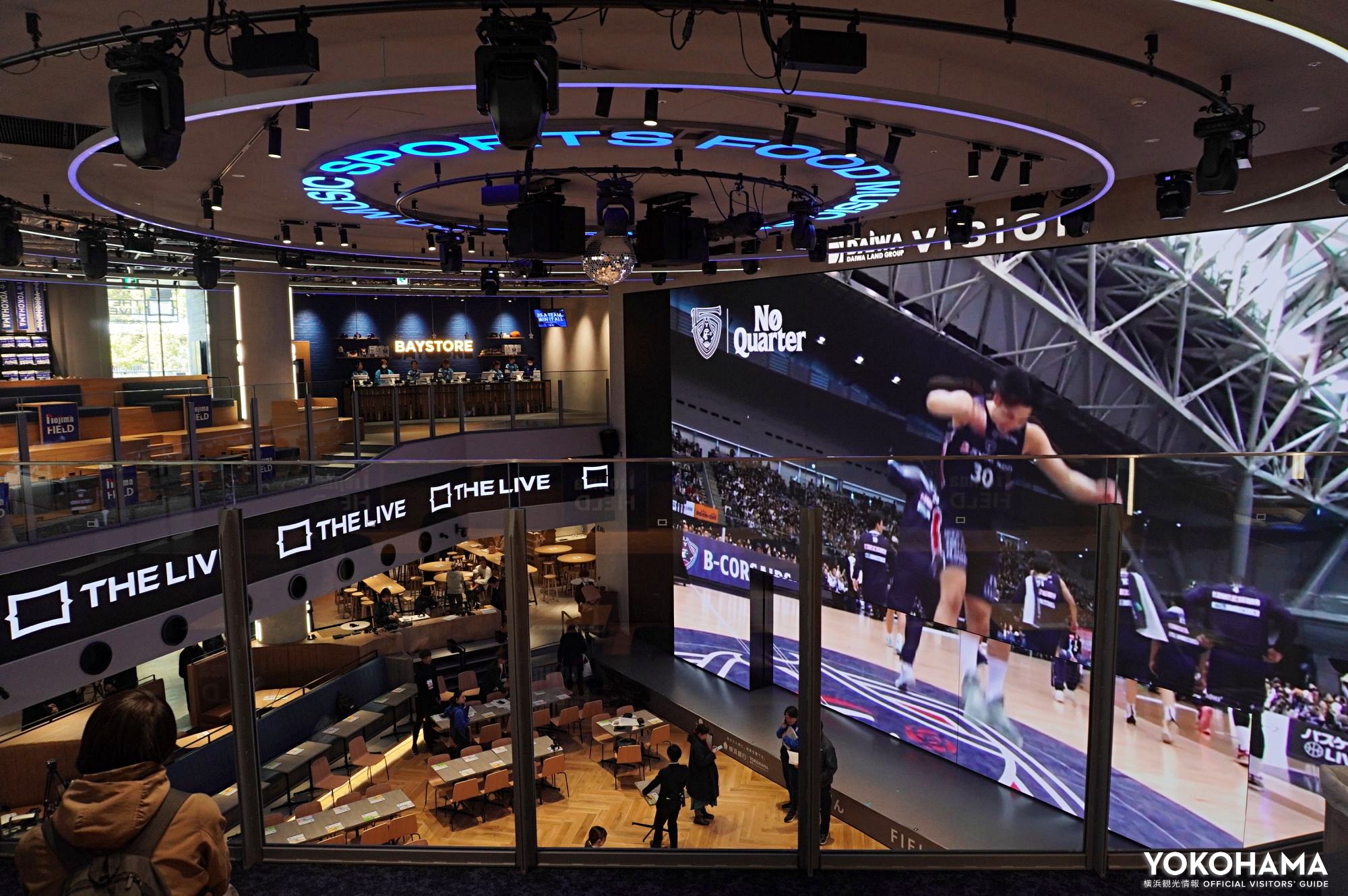 吹き抜けでどこからでもライブ感を味わえる座席