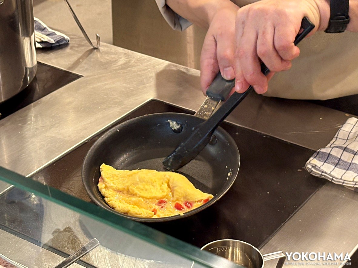 ライブキッチンでは出来立てのオムレツを