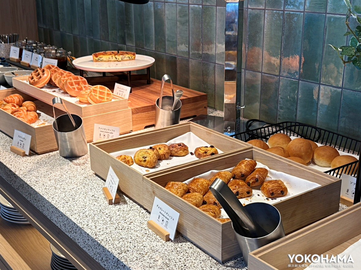 ワッフルやクロワッサンなどパンも豊富