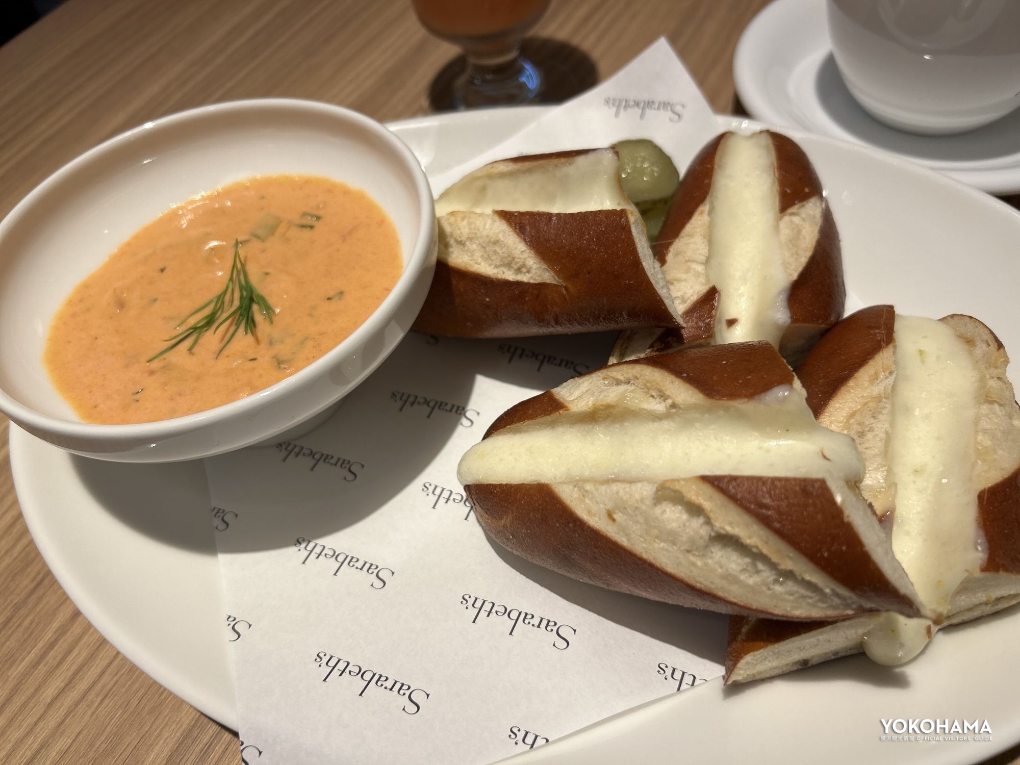 BASEGATE横浜関内店でしか味わえない限定メニュー「プレッツェルチーズサンド」