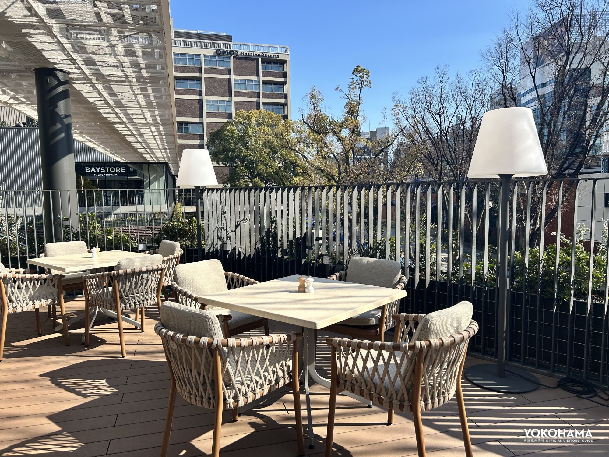 木漏れ日の中、風が抜けて開放的なテラス席