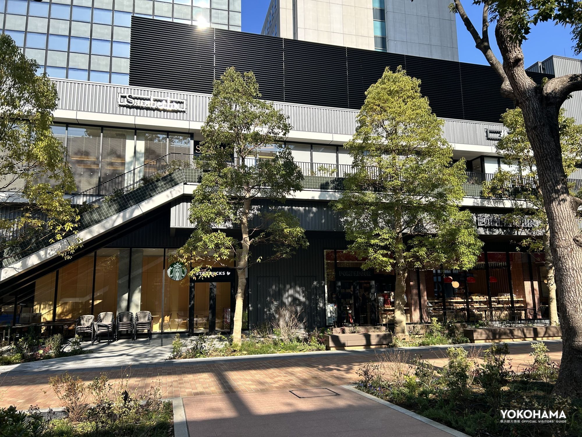 木々に包まれた「グリーンウォークテラス」2階に位置します（JR関内駅の南口から出ると左手にあります）