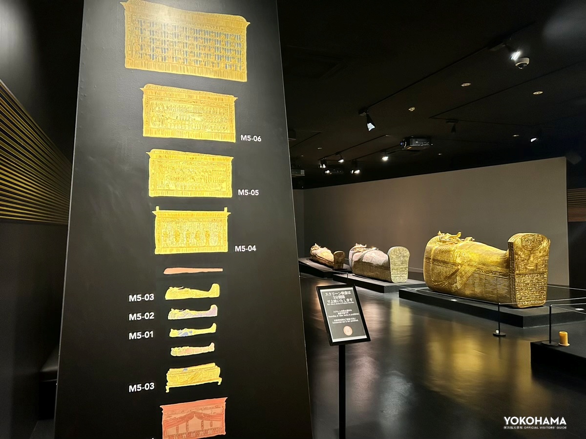 ツタンカーメンのミイラを収めていた8重の入れ子構造が精巧に再現されています