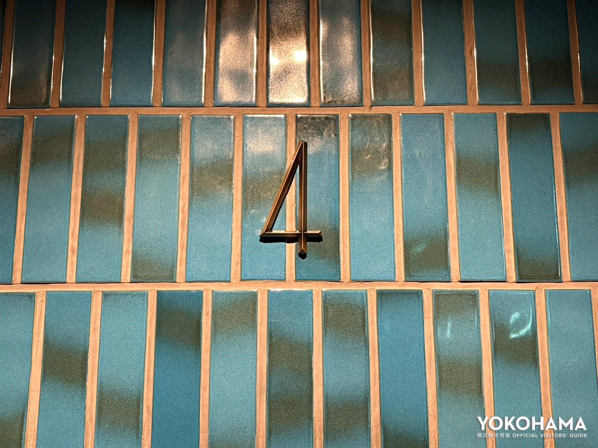 旧市庁舎のデザイン青いタイルを再現