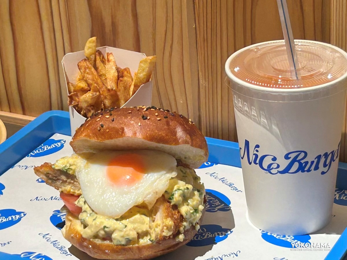 横浜ハンマーヘッド店限定の「レモンタルタルサーモンエッグバーガー」