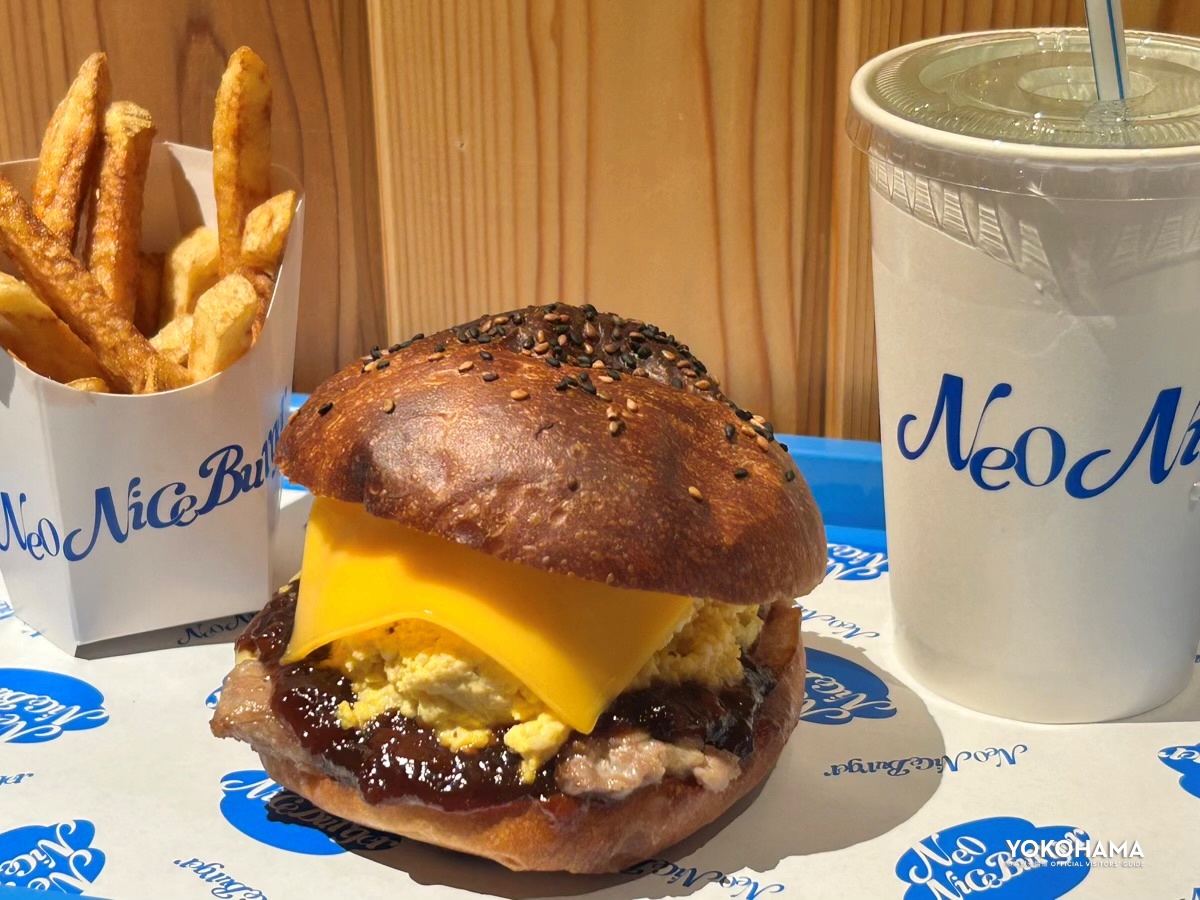 横浜ハンマーヘッド店限定の「テリヤキたまごサラダチーズバーガー」