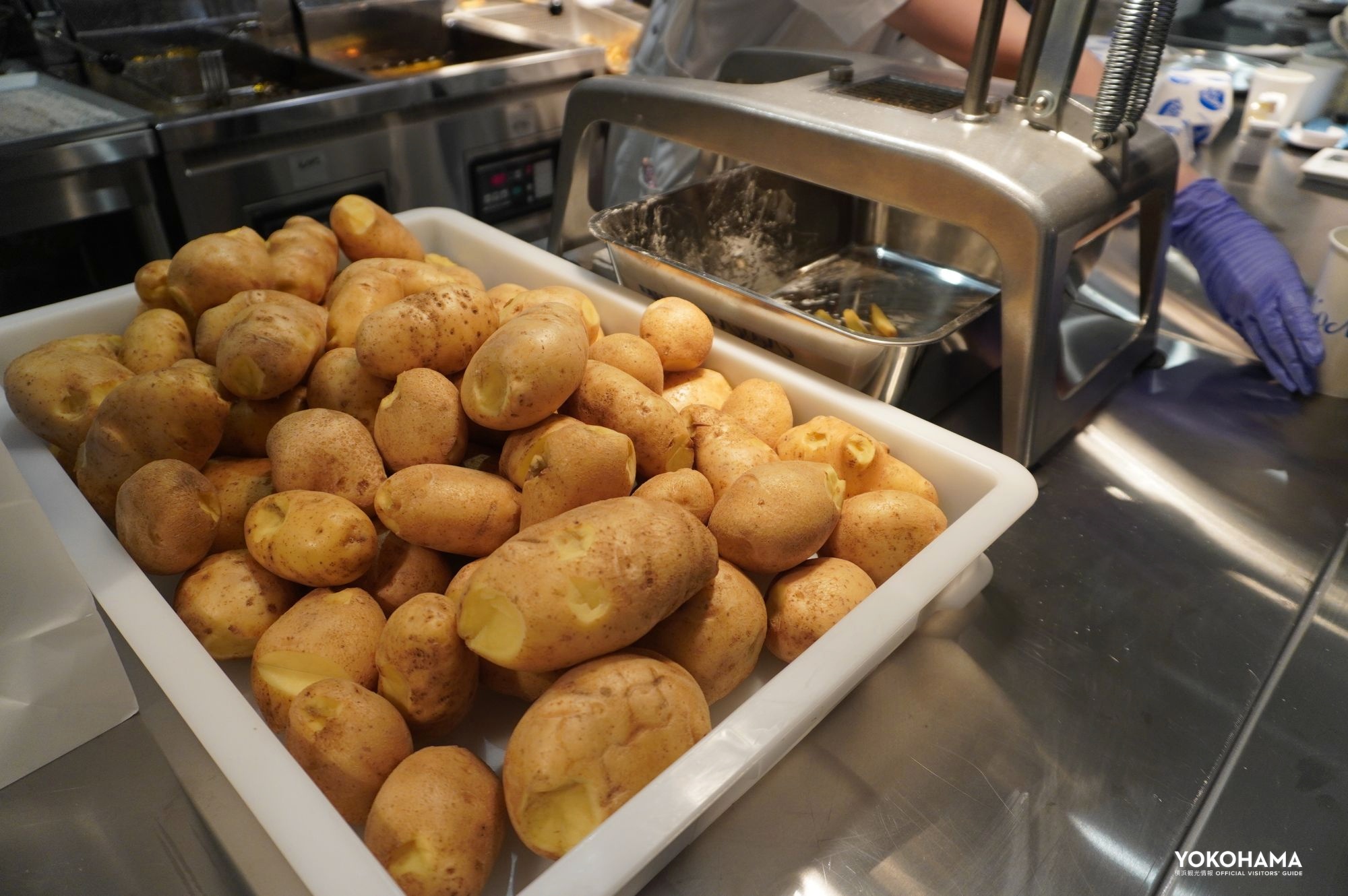 新鮮なジャガイモをその場でカットし揚げているので、食べ始めたら止まらない美味しさです