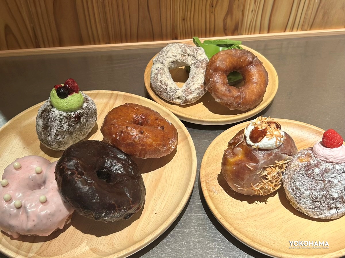 「抹茶とベリーのクリームドーナツ」など、ここでしか味わえないラインアップも揃います