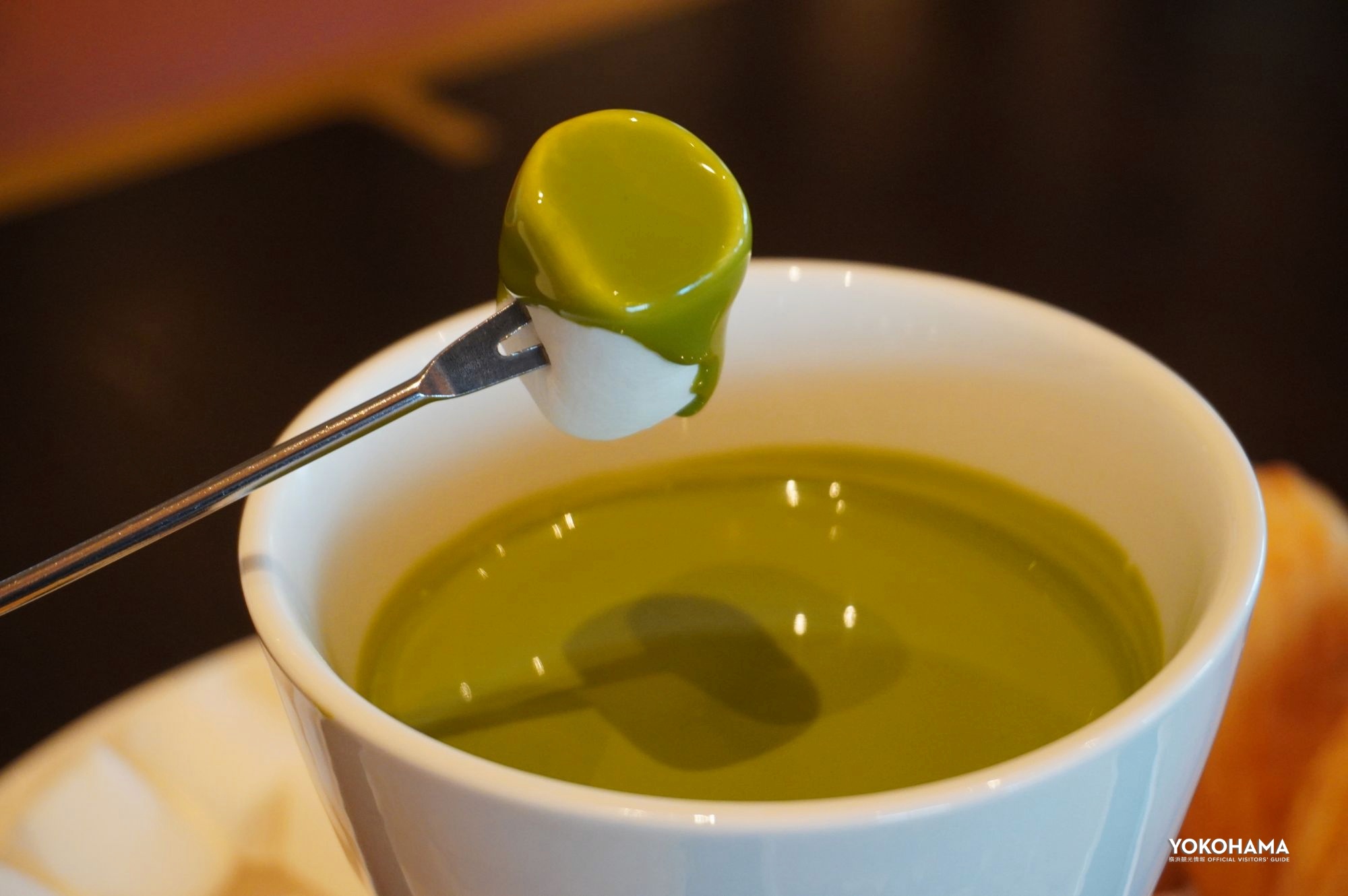抹茶チョコは甘すぎないので、たっぷりとディップするのがおすすめ