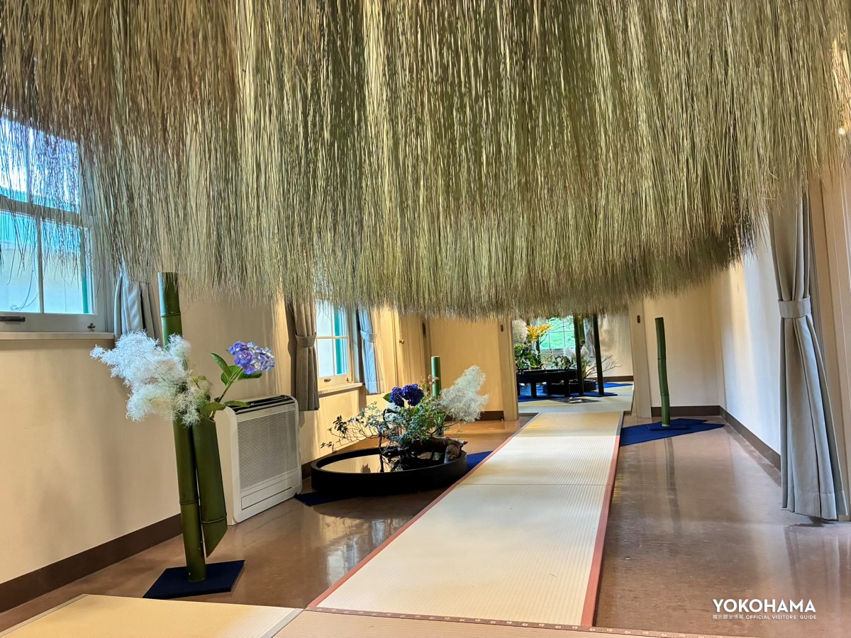 イグサの香りに誘われて、かき分けてくぐるので、嗅覚も触覚も楽しめます