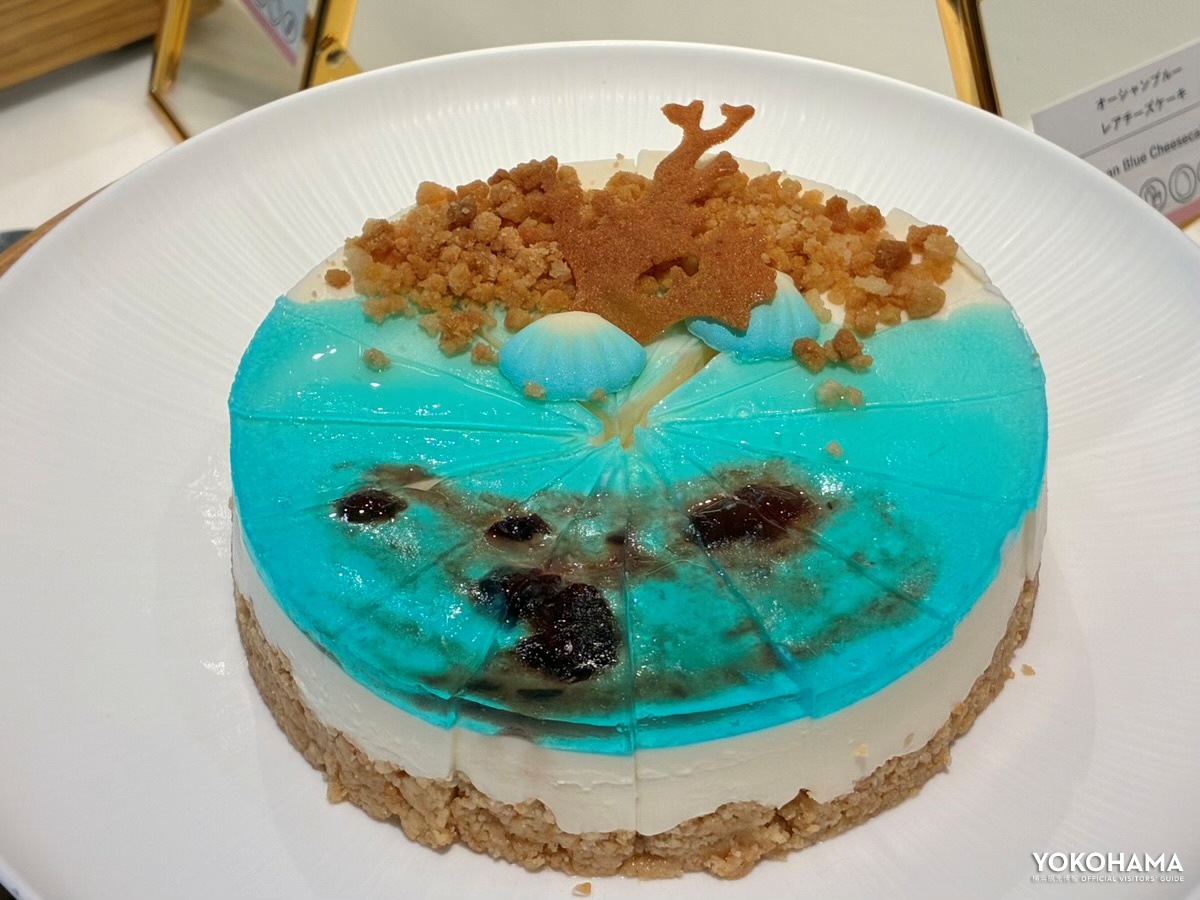 シグネチャーデザートの「オーシャンブルーレアチーズケーキ」