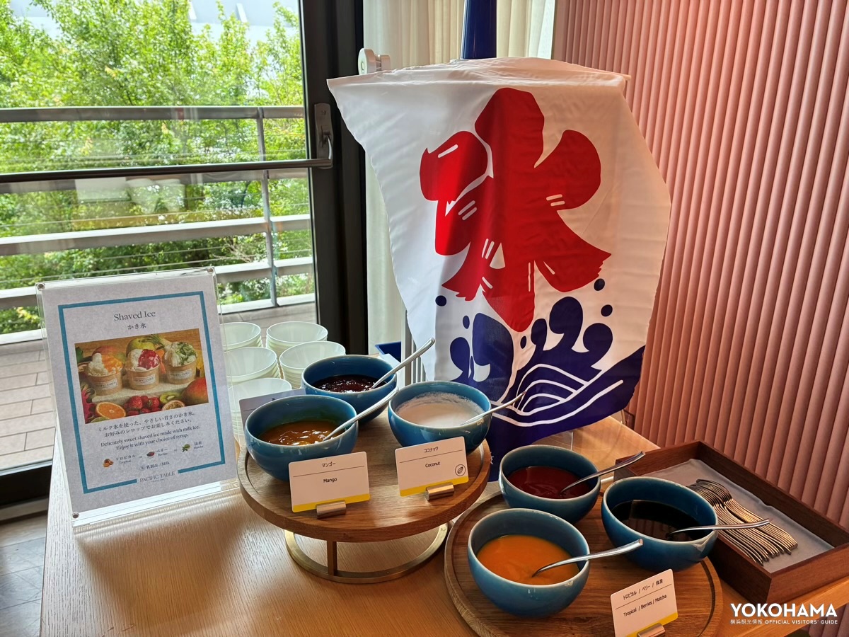 ソースは苺、抹茶、マンゴーからご自由にどうぞ