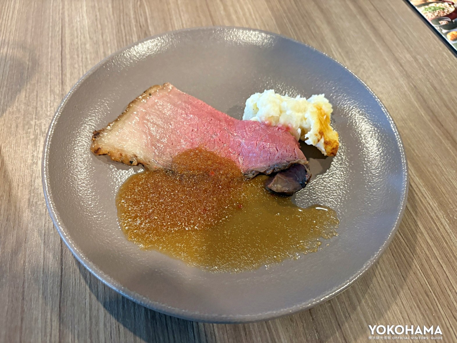 国産牛ロースト　ポテトグラタン添え　2種のソースと北海道産レフォール