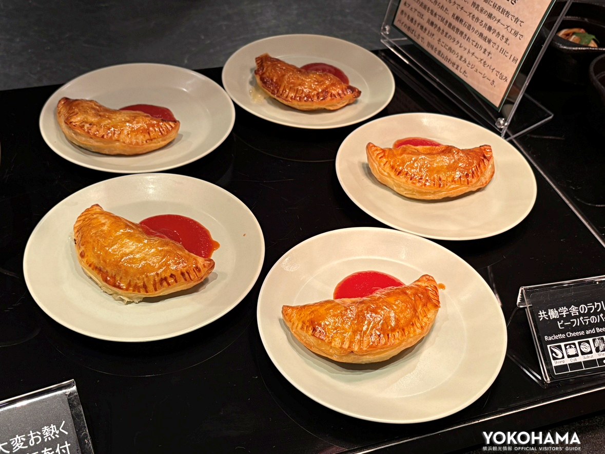 共働学舎のラクレットチーズとビーフパテのパイ包み焼き