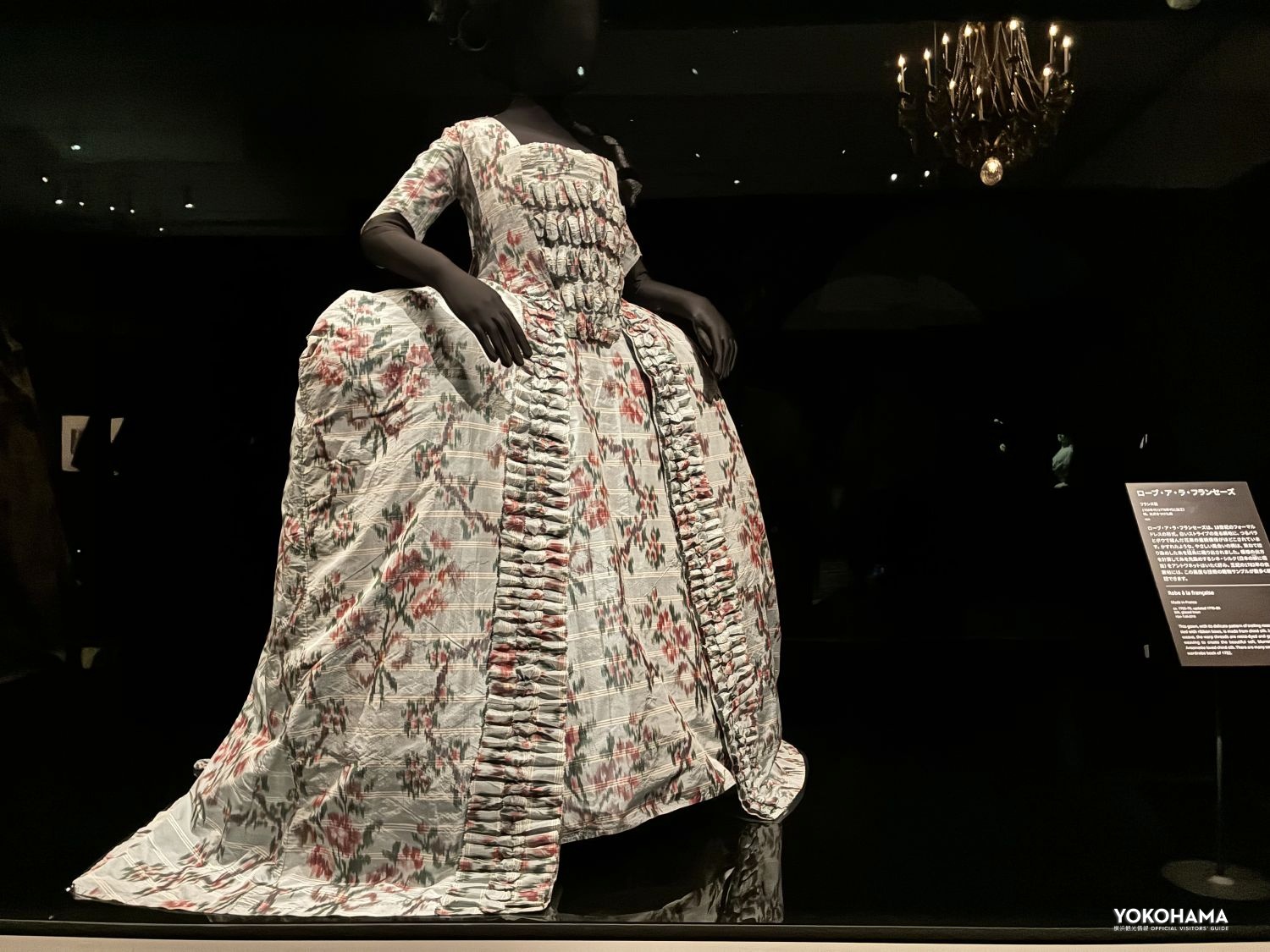 ドレスの腰の細さにびっくり。ローブ・ア・ラ・フランセーズ フランス製 1760年代(1770年代に加工) ヴィクトリア&アルバート博物館蔵