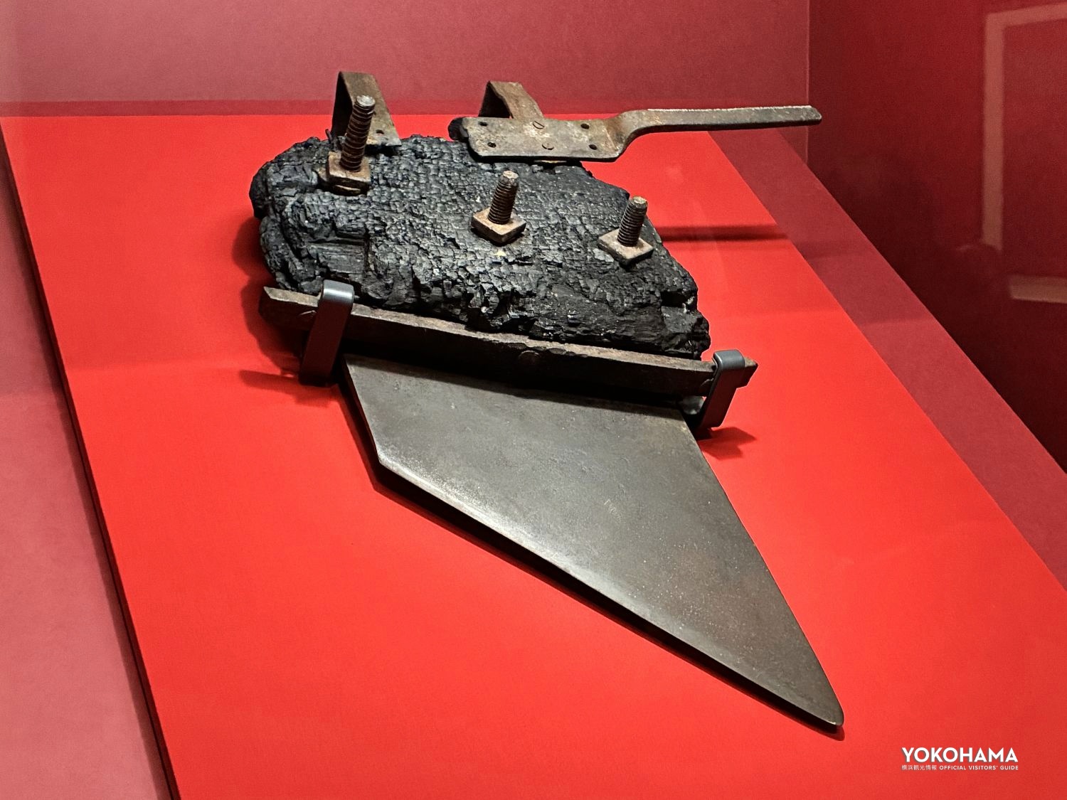 フランス革命で用いられたギロチンの刃 フランス製 1791 – 93年頃 マダム・タッソー・ロンドン・アーカイヴ